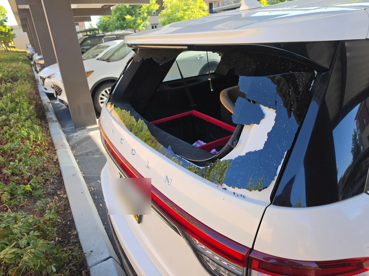 Shattered back glass on a 2020 Lincoln Aviator before mobile replacement