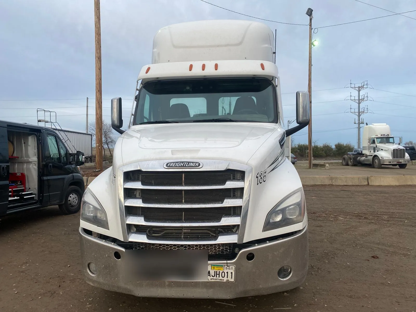 Freightliner semi truck windshield replacement